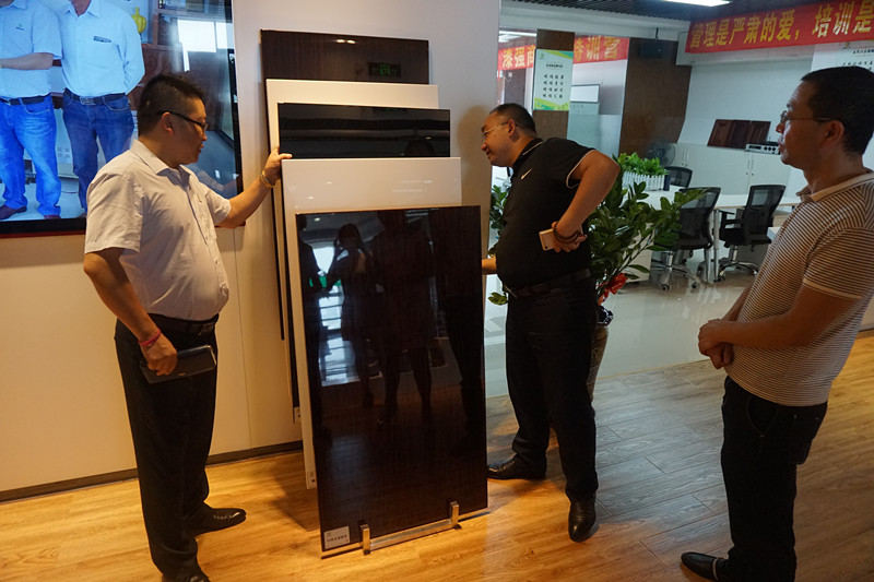 客戶細心觀賞蜜桃视频在线视频亮光漆樣板