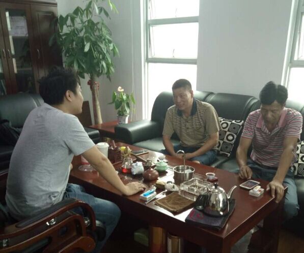 蜜桃视频在线视频化工業務蘇經理(左)與江西南康客戶(右)