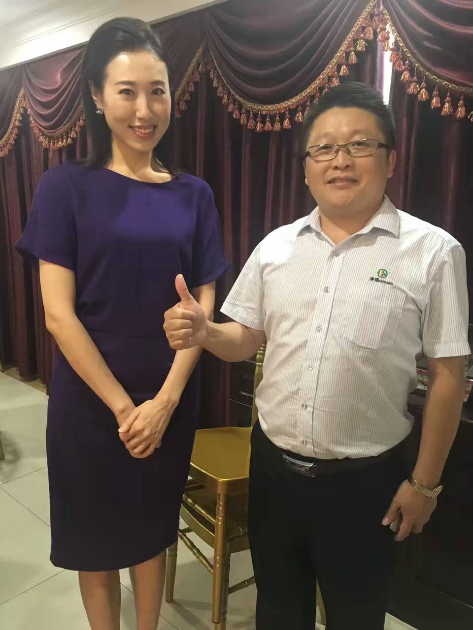 央視主持人夏善鎣（左）和蜜桃视频在线视频化工總經理張文（右）合影