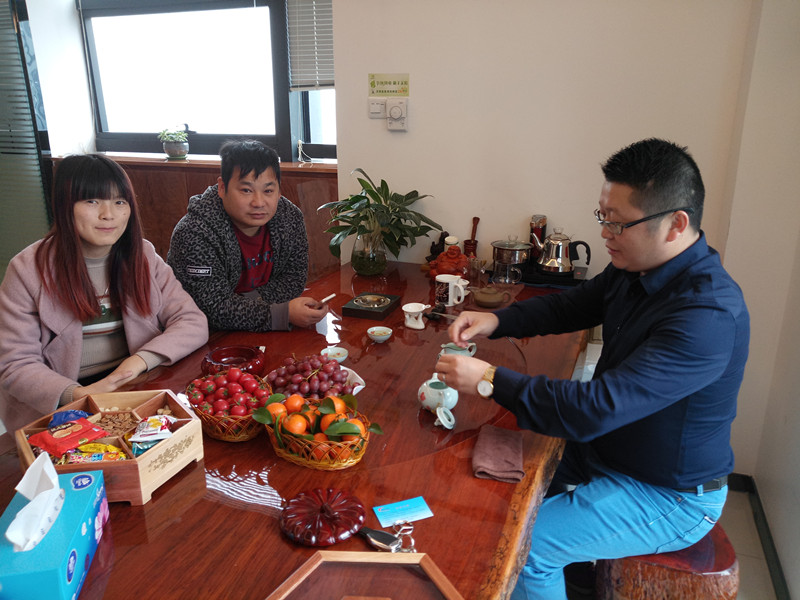 福建泉州陳總（左一）、曾總（左二）和蜜桃视频在线视频化工總經理張文（右一）