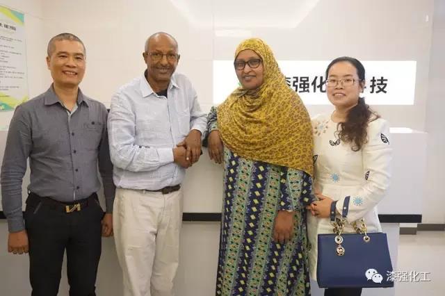 與國外客戶合照